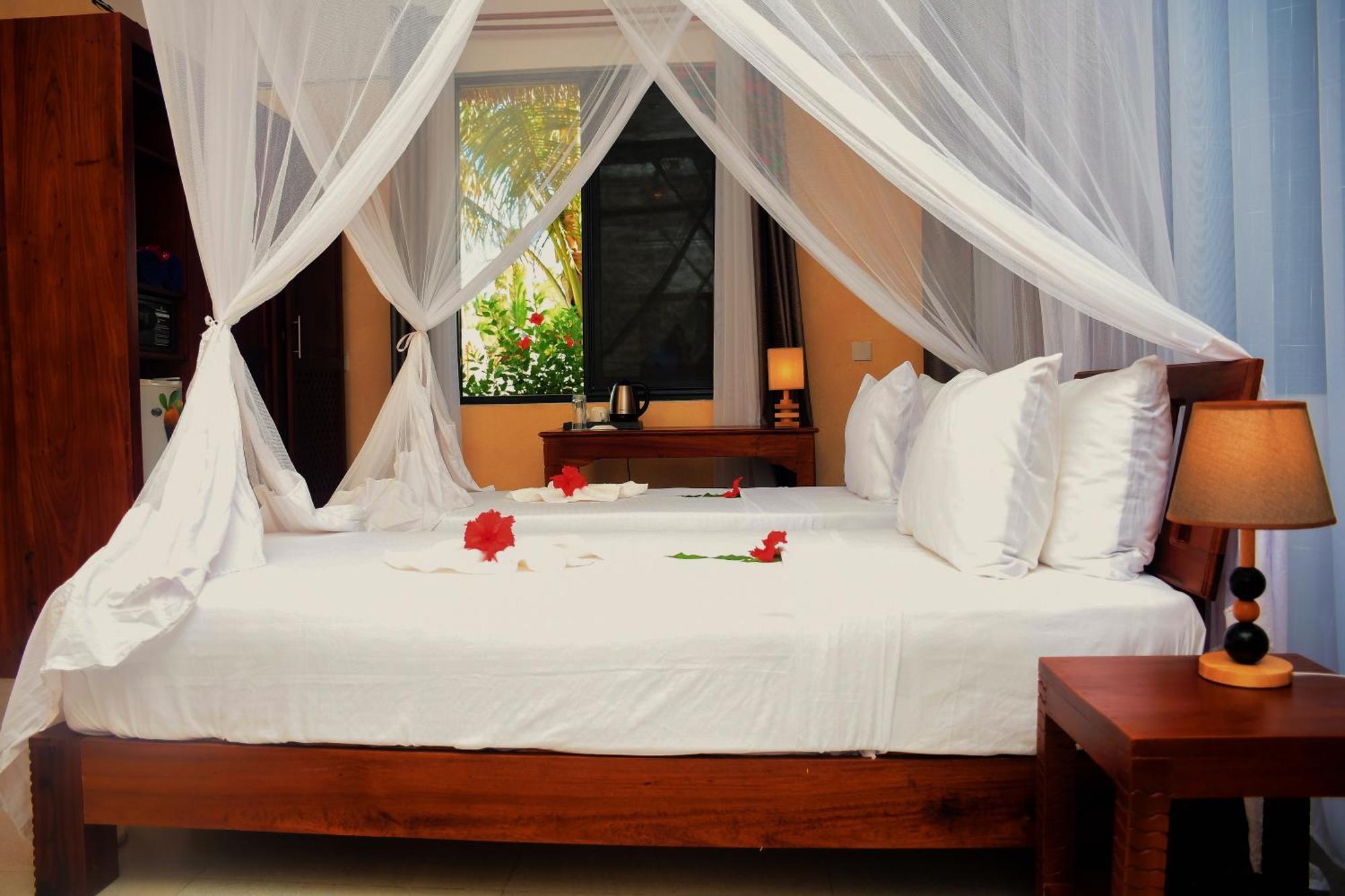 Manolo Beach Resort Uroa Exterior photo