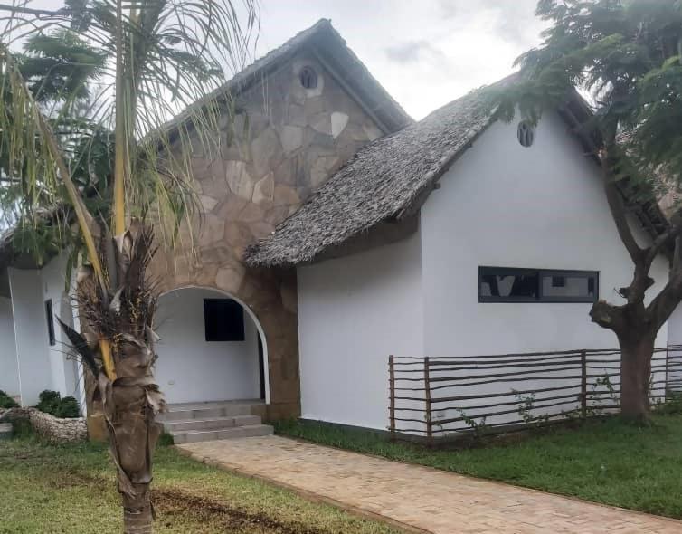 Manolo Beach Resort Uroa Exterior photo